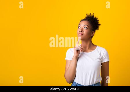 Portrait einer schwarzen Dame, die im Studio aufschaut Stockfoto