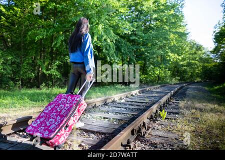 Bahngleise mitten in einem Laubwald. Ein heißer Sommertag. Ein Urlaubsabenteuer erwartet jeden, der jeden Tag reist. Stockfoto