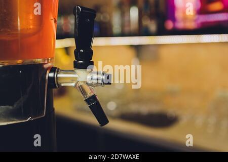 Spender und Gläser mit kaltem Bier auf dem Tisch. Stockfoto