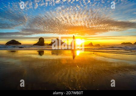 Bandon Strand bei Sonnenuntergang, Oregon - USA Stockfoto