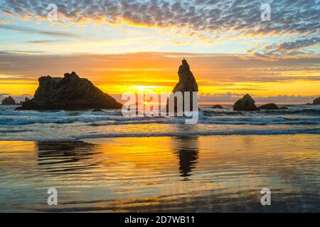 Bandon Strand bei Sonnenuntergang, Oregon - USA Stockfoto