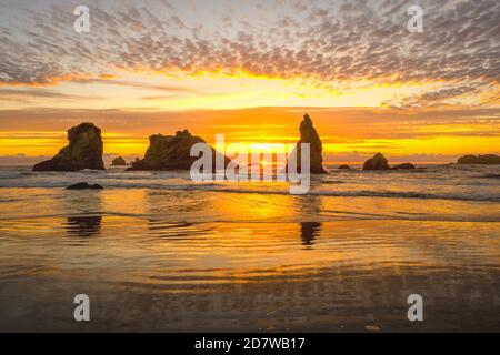 Bandon Strand bei Sonnenuntergang, Oregon - USA Stockfoto