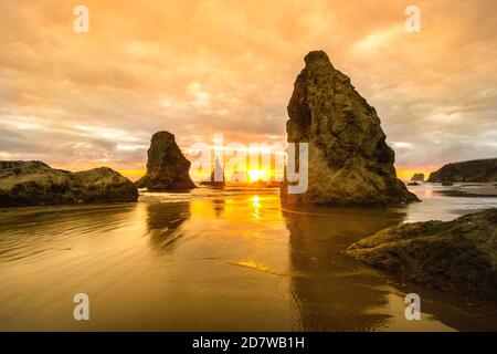 Bandon Strand bei Sonnenuntergang, Oregon - USA Stockfoto