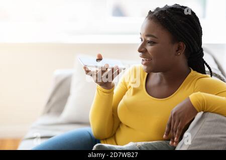 Happy Black Woman Aufnahme Sprachnachricht Auf Smartphone Oder Mit Virtueller Assistent Stockfoto