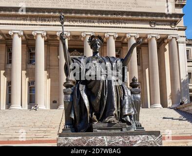 Alma Mater ist eine Bronzeskulptur von Daniel Chester French Die sich auf den Stufen befindet, die zum Niedrig führen Bibliothek Stockfoto