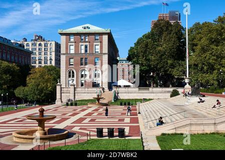 Die Dodge Hall der Columbia University ist über einen platz mit kühnen geometrischen Mustern in roten und weißen Ziegelsteinen zu sehen. Stockfoto