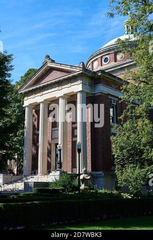 Die Earl Hall (1902) der Columbia University ist im Stil eines griechischen Tempels mit einem Giebel und dorischen Säulen gebaut. Stockfoto