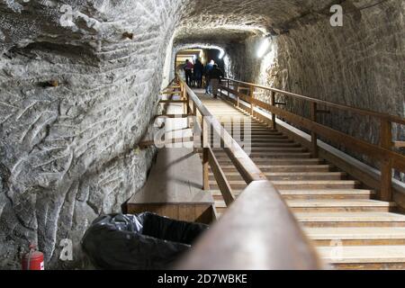 Licht am Ende des Tunnels, die Austrittsstufen der ehemaligen Salzmine. Die saubere Luft heilt Atemwegserkrankungen. Markierungen von Bergbauwerkzeugen an der Wand. Stockfoto