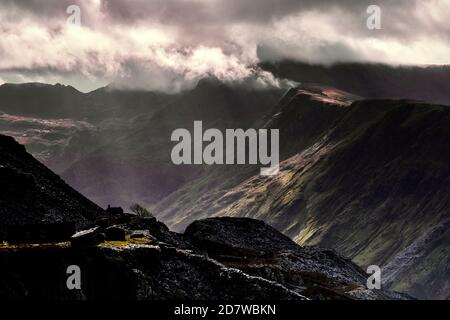 Dinorwic Steinbruch in stürmischem Himmel Stockfoto