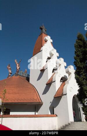 Millennium Katholische Kirche von Makovecz entworfen. Die kupferfarbenen Engelstatuen zeigen die großen Engel von St. Michael, Gabriel, Raphael und Uriel. Stockfoto