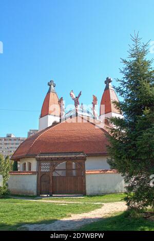 Millennium Katholische Kirche von Makovecz entworfen. Die kupferfarbenen Engelstatuen zeigen die großen Engel von St. Michael, Gabriel, Raphael und Uriel. Stockfoto