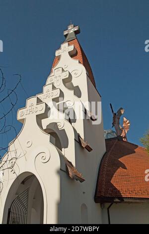 Millennium Katholische Kirche von Makovecz entworfen. Die kupferfarbenen Engelstatuen zeigen die großen Engel von St. Michael, Gabriel, Raphael und Uriel. Stockfoto