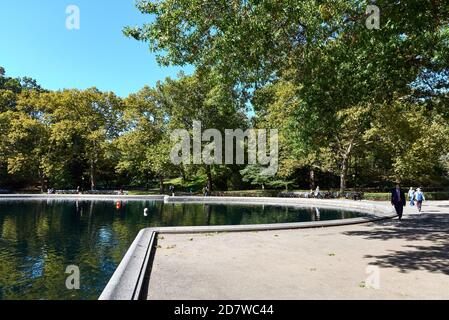 Conservatory Water ist ein Modellboot Teich im Central Park in Manhattan, New York City. In einer natürlichen Mulde gelegen, fällt die Landschaft an den Seiten nach oben. Stockfoto