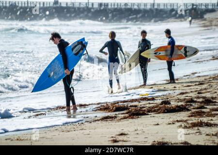 Miami Beach, Florida, Küste am Atlantischen Ozean, Surfer Surfer Surfboard Surfboards, Teenager Teenager Teenager Teenager männlich junge Jungen surfen Wellen, Stockfoto