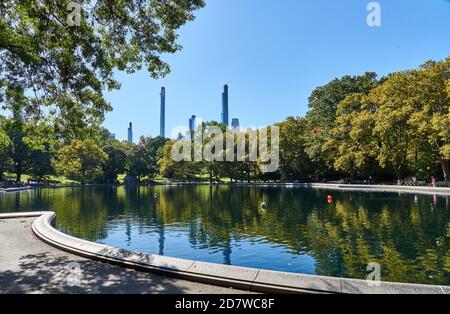 Conservatory Water ist ein Modellboot Teich im Central Park in Manhattan, New York City. In einer natürlichen Mulde gelegen, fällt die Landschaft an den Seiten nach oben. Stockfoto