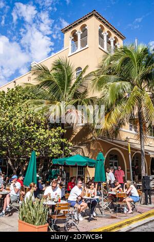 Miami Beach Florida, Art Deco Weekend South Beach, Ocean Drive, News Cafe al fresco Bürgersteig, Abendessen Sonnenschirme Tische Palmen, Stockfoto