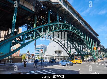 Dieser grüne Stahlbogen unterstützt die 125th Street Station auf der New York City U-Bahn IRT 1 Zug, befindet sich an der Kreuzung der 125th Street und Broadway Stockfoto