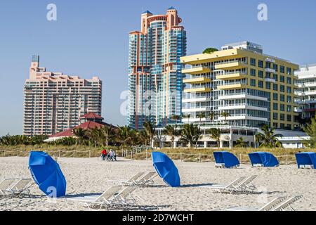 Miami Beach Florida, Atlantikküste, Vermietung Sonnenschirme, Hochhaus Gebäude Wohnanlagen, Residenzen, Eigentumswohnung Wohnwohnung AP Stockfoto