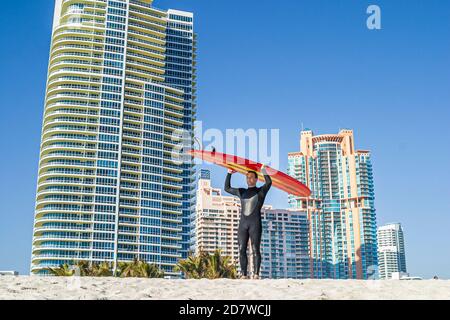 Miami Beach Florida, Atlantikküste, Rettungsschwimmer Station Surfer Mann Surfbrett balancierende Kopf, Hochhaus Gebäude Wohnanlagen, Residenzen Stockfoto