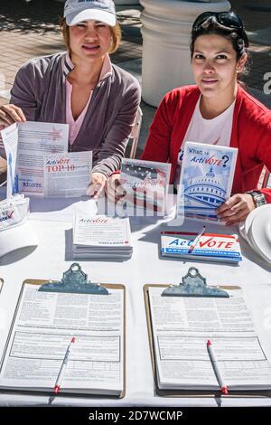 Miami Florida, Wählerregistrierungsfahrt, hispanische Frau weibliche Frauen, Stockfoto