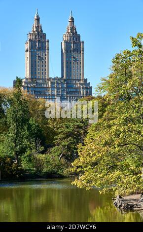 Die Doppeltürme des San Remo Wohnhauses sind vom Central Park aus gesehen, mit Blick über den See. Stockfoto