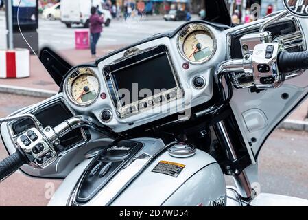 Hamburg, Deutschland - 16. August 2019: Armaturenbrett und Lenker des indischen Roadmaster Motorrades auf einer Straße in Hamburg, Deutschland geparkt Stockfoto