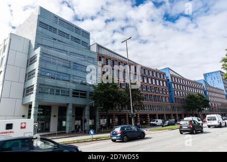 Hamburg, Deutschland - 16. August 2019: Straße mit Verkehr und modernen Gebäuden in der Nähe von Neustadt in Hamburg, Deutschland Stockfoto