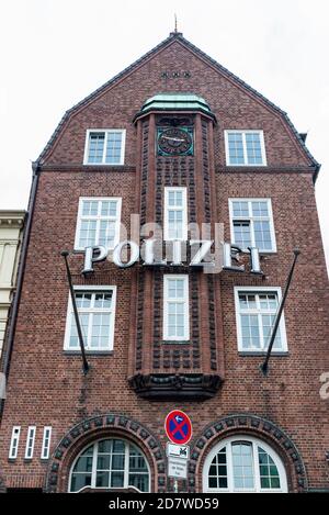 Hamburg, Deutschland - 16. August 2019: Fassade der Polizeiwache St. Pauli (Sankt Pauli), Stadtteil der Stadt Hamburg, Deutschland Stockfoto