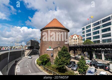 Hamburg, Deutschland - 16. August 2019: Straße mit Verkehr und Galego Restaurant in der Promenade von St. Pauli (Sankt Pauli), Stadtteil der Stadt Hambur Stockfoto