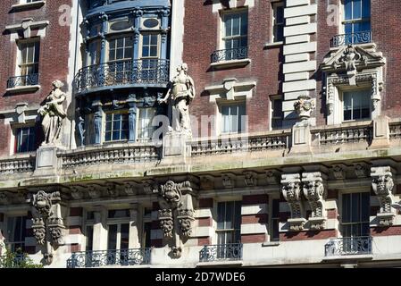 Die opulente Fassade des Dorilton im Beaux-Arts-Stil aus Kalkstein und Backstein mit monumentalen Skulpturen und Balkons. Stockfoto