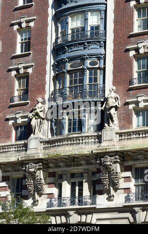 Die opulente Fassade des Dorilton im Beaux-Arts-Stil aus Kalkstein und Backstein mit monumentalen Skulpturen und Balkons. Stockfoto