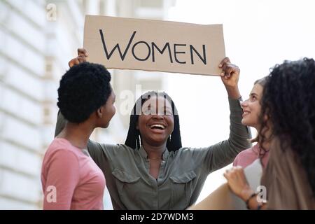 Internationale Gruppe junger Frauen, die im Freien demonstrieren Stockfoto