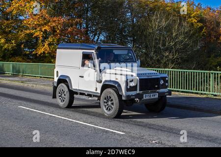 Land Rover Defender 90 Hard Top White LCV Diesel Hardtop Van fahrendes Fahrzeug auf der Autobahn M61 in der Nähe von Manchester, Großbritannien Stockfoto