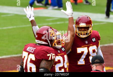 Landover, Usa. Oktober 2020. Washington Football Team läuft zurück Antonio Gibson (24) feiert einen Touchdown über die Dallas Cowboys während der ersten Hälfte eines NFL-Fußballspiels auf FedEx Field in Landover, Maryland, am Sonntag, 25. Oktober 2020. Foto von David Tulis/UPI Credit: UPI/Alamy Live News Stockfoto