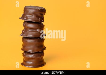 Ein Turm mit 4 brasilianischen Honigkuchen auf orangefarbenem Hintergrund. Stockfoto