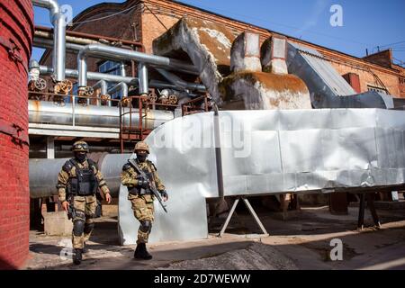 SWAT-Team auf Scouting Mission im industriellen Bereich Stockfoto