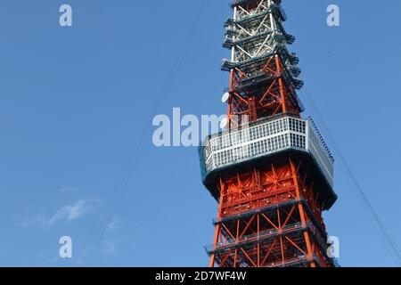 Detail des Tokyo Tower vor blauem Himmel, Tokio, Japan Stockfoto