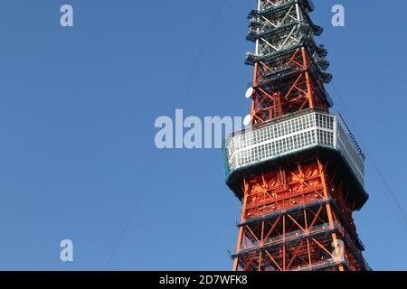 Detail des Tokyo Tower vor blauem Himmel, Tokio, Japan Stockfoto