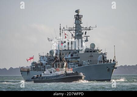 Die Royal Navy Fregatte HMS Westminster (F237) kehrte am 22/10/2020 nach Portsmouth, Großbritannien, zurück, nachdem sie an einer erfolgreichen Seenotrettungsmission teilgenommen hatte. Stockfoto