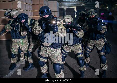 SWAT-Team auf Scouting Mission im industriellen Bereich Stockfoto