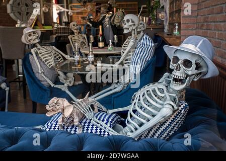 Hemingway's Restaurant in Leith aufgrund von Covid-Einschränkungen geschlossen, erleichtert die Stimmung mit einem Halloween-Display. Edinburgh, Schottland, Großbritannien. Stockfoto