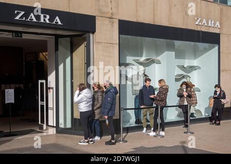 Kunden, die vor dem Zara-Laden in der Princes Street, Edinburgh, Schottland, Großbritannien, Schlange stehen. Stockfoto