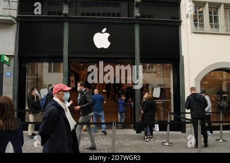 Schweiz: Der Que vor dem Apple Store am Rennweg in Zürich ist nicht allzu lang Stockfoto