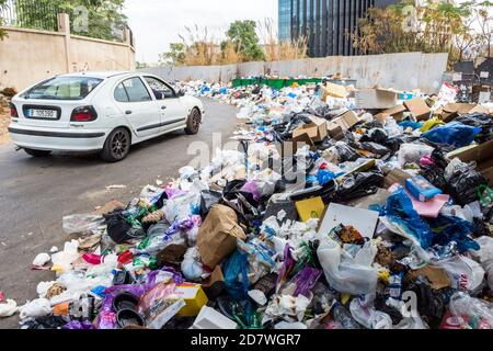 Oktober 2020 - Müllstapeln in den Straßen von Beirut, Libanon Müllkrise Stockfoto