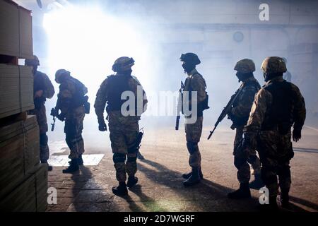 SWAT-Team auf Scouting Mission im industriellen Bereich Stockfoto