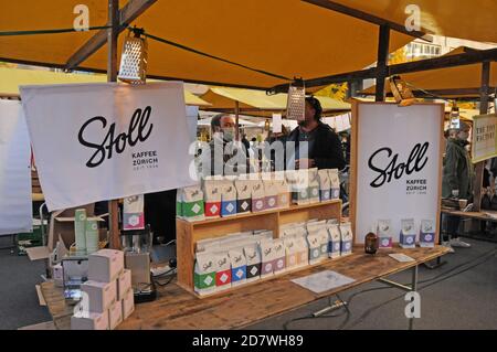 Zürich: Corona Virus Shopping auf dem Slow Food Markt Europa-Allee in der Nähe des Hauptbahnhofs Stockfoto