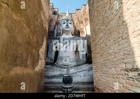 Buddha-Statue in Phra Achana, Wat Si Chum, Sukhothai, Thailand Stockfoto