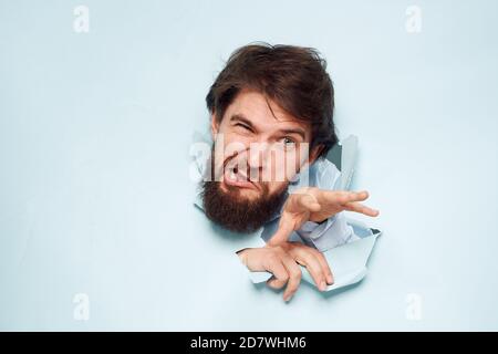 Emotionale Männer bricht durch die Wand Karriere Arbeit Lebensstil Stockfoto