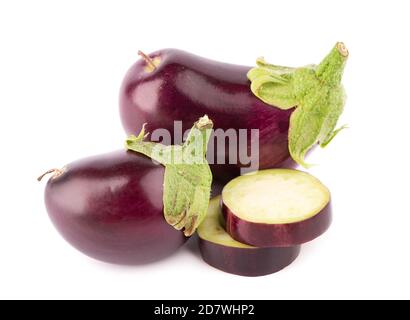 Aubergine isoliert auf weißem Hintergrund. Frische geschnittene Auberginen oder Auberginen. Stockfoto