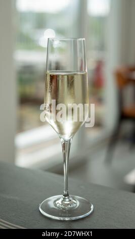 Glas mit Prosecco in einem Restaurant Stockfoto